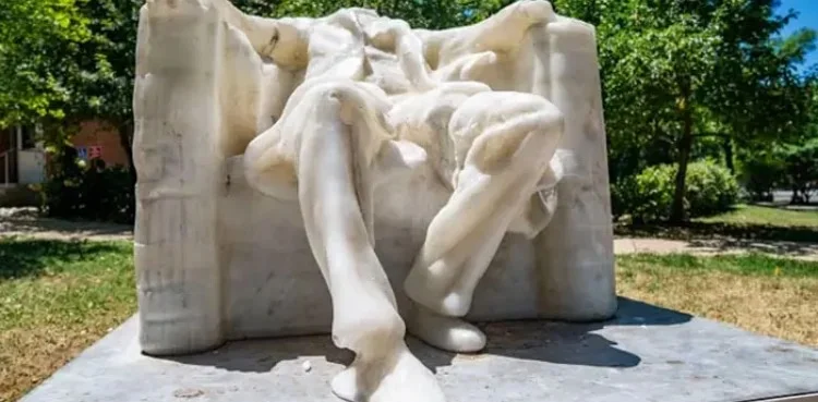 强烈热浪融化了美国前总统雕像