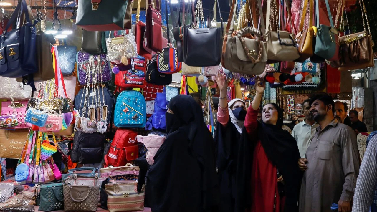 巴基斯坦人开始为古尔邦节购物