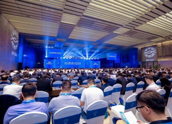 Maritime Silk Road Port Cooperation Forum held in Ningbo to forge vision on development of port and shipping industry