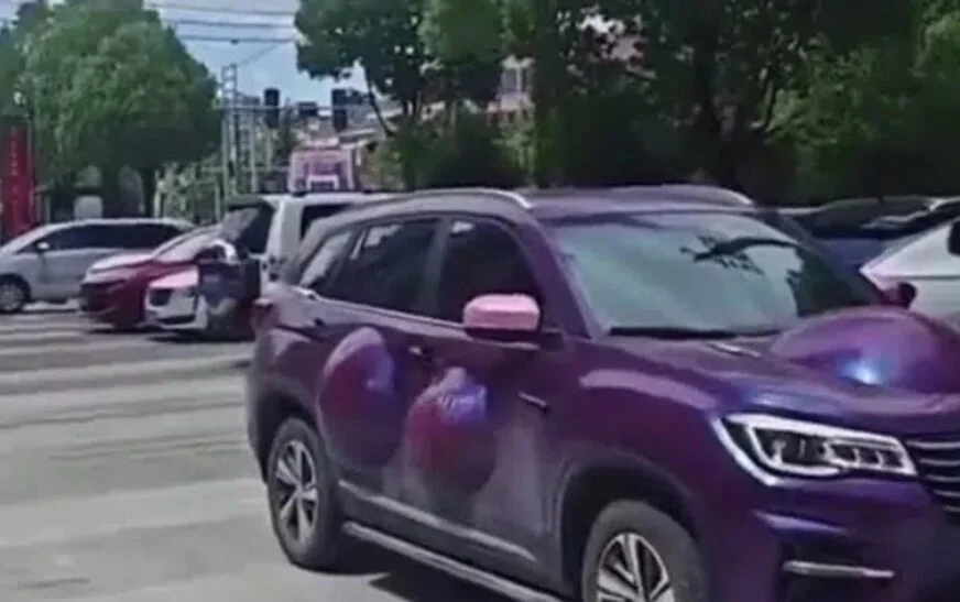 中国高温导致汽车膨胀，令人震惊的视频在网上疯传