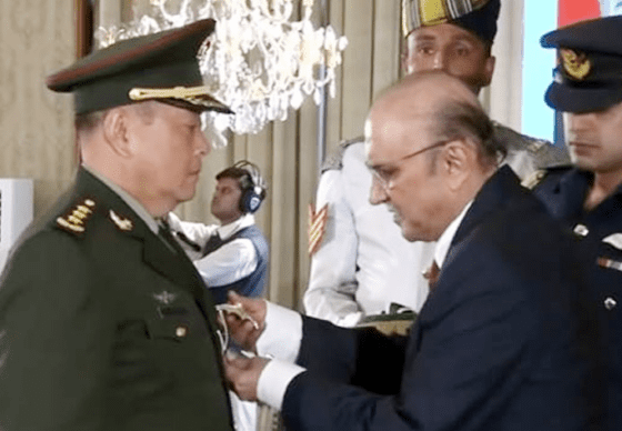 扎尔达里总统向中国将军李侨明授予尼山·伊姆蒂亚兹(军事)勋章