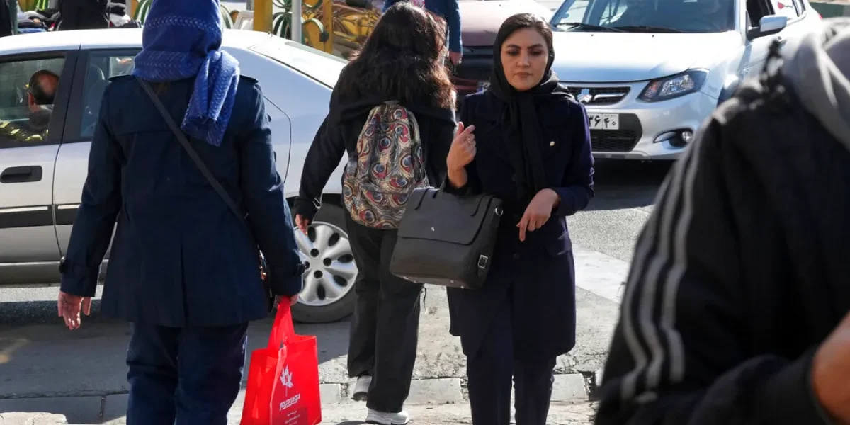 伊朗对不戴头巾的女性实施处罚