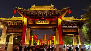 中国各地：五一假期游客告别都市喧嚣 涌向县城寻幽探胜