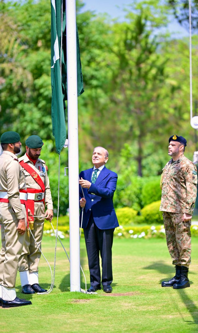 总理升旗庆祝感恩节