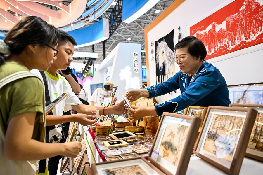 传统民族工艺在中国各地焕发现代气息