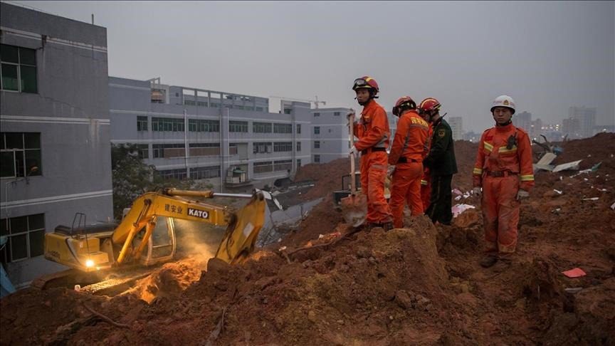 中国南方山体滑坡造成两人死亡、五人失踪