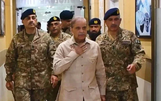 巴基斯坦总理和陆军元帅访问了斯瓦特布内尔的洪水灾区