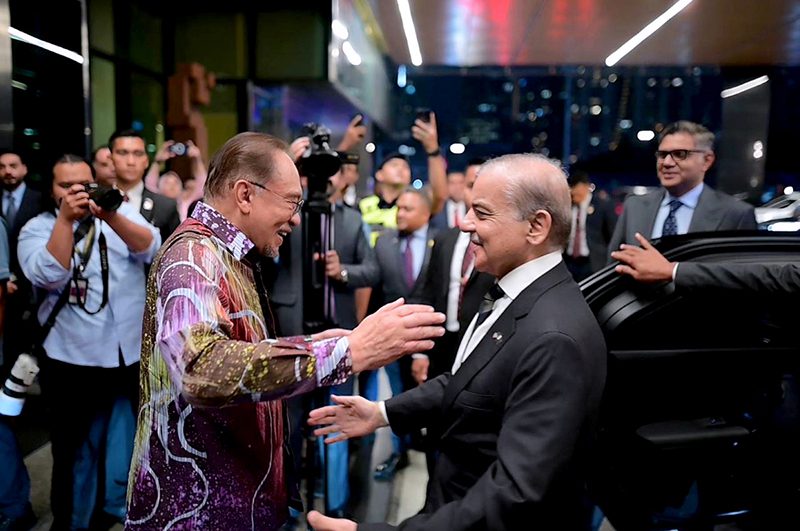 总理抵达马来西亚进行正式访问