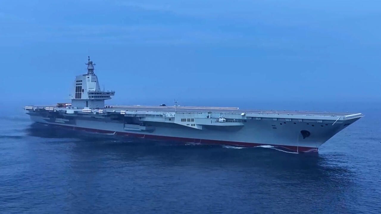 中国福建航空母舰正式服役