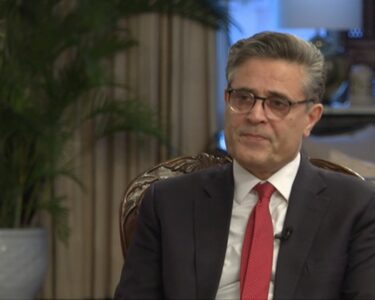 大使哈利勒·哈什米授予中国首枚“杰出外交官勋章