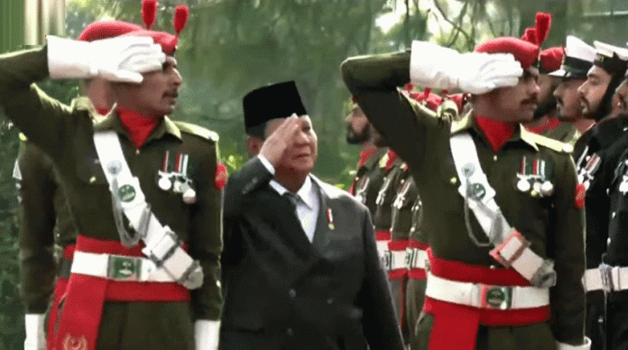 印度尼西亚总统在伊斯兰堡总理府接受仪仗队