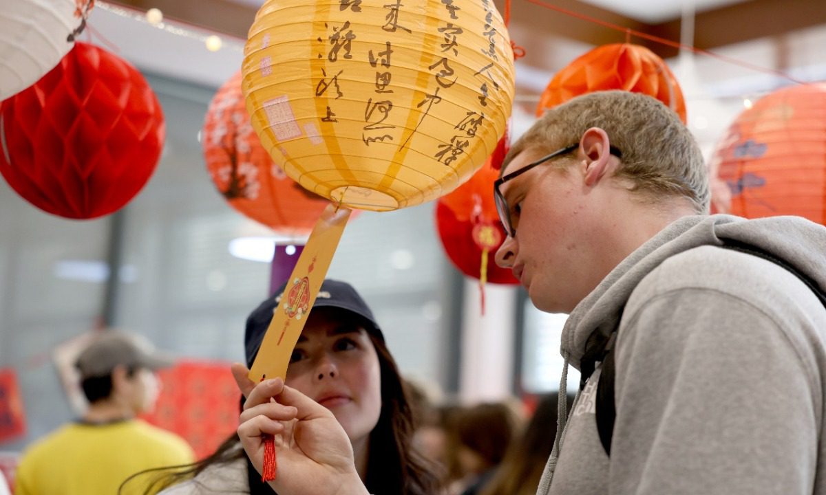 国际学生在春节融合活动中体验中国文化