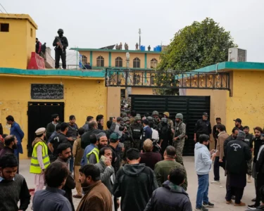 清真寺爆炸：死亡人数升至31人，数十人受伤