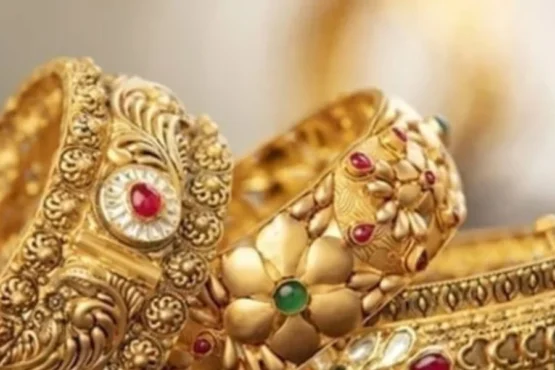 Gold prices drop in local and international markets