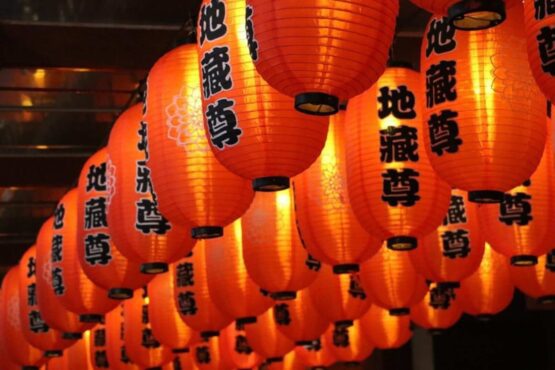 中国传统灯笼照亮世界