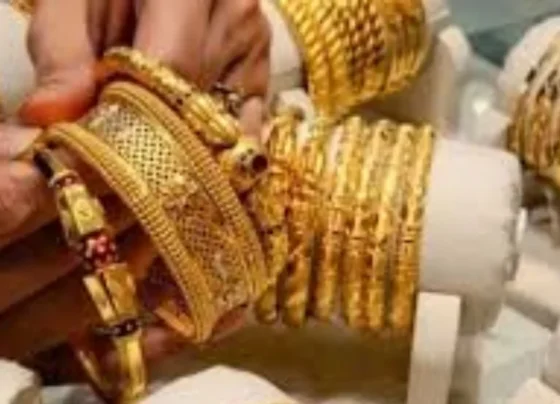 卡拉奇：黄金价格持续上涨，国际和本地市场均出现新一轮上涨。 据巴基斯坦全境金银珠宝商协会（All Pakistan Sarafa Dealers Association）称，本地市场黄金价格每托拉（tola）上涨3700卢比，达到每托拉543262卢比。同时，10克黄金价格上涨3172卢比，达到每克465759卢比。 国际市场方面，黄金价格每盎司上涨37美元，达到每盎司5205美元。 市场专家表示，巴基斯坦的黄金价格通常会受到国际市场波动和巴基斯坦卢比兑美元汇率变化的影响。他们指出，经济不确定性、全球地缘政治紧张局势以及投资者对避险资产的需求往往会推高金价。目前，中东地区的不确定性也加剧了金价上涨。 分析人士进一步认为，全球市场持续波动可能导致未来几天金价走势不稳，投资者正密切关注国际经济形势。 另请阅读：巴基斯坦金价再次飙升