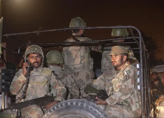 警方在白沙瓦多个检查站击退恐怖袭击