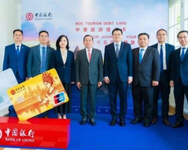 柬埔寨旅游部周四发布新闻稿称，一项柬埔寨-中国旅游借记卡计划正式启动，旨在加强跨境二维码支付，促进旅游业发展，并为游客提供更多便利。 这项服务是柬埔寨和中国政府在“钻石合作”框架下，基于互利共赢和相互尊重原则，推进旅游、金融和跨境二维码支付系统数字化转型方面取得的又一新成就，也是两国政府的骄傲。 部长认为，该计划将鼓励更多中国游客访问柬埔寨，为“柬埔寨-中国旅游年”活动注入新的活力。