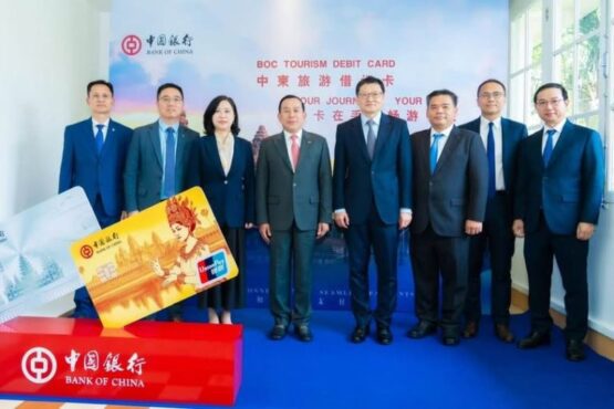 柬埔寨旅游部周四发布新闻稿称，一项柬埔寨-中国旅游借记卡计划正式启动，旨在加强跨境二维码支付，促进旅游业发展，并为游客提供更多便利。 这项服务是柬埔寨和中国政府在“钻石合作”框架下，基于互利共赢和相互尊重原则，推进旅游、金融和跨境二维码支付系统数字化转型方面取得的又一新成就，也是两国政府的骄傲。 部长认为，该计划将鼓励更多中国游客访问柬埔寨，为“柬埔寨-中国旅游年”活动注入新的活力。