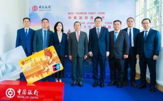 柬埔寨旅游部周四发布新闻稿称，一项柬埔寨-中国旅游借记卡计划正式启动，旨在加强跨境二维码支付，促进旅游业发展，并为游客提供更多便利。 这项服务是柬埔寨和中国政府在“钻石合作”框架下，基于互利共赢和相互尊重原则，推进旅游、金融和跨境二维码支付系统数字化转型方面取得的又一新成就，也是两国政府的骄傲。 部长认为，该计划将鼓励更多中国游客访问柬埔寨，为“柬埔寨-中国旅游年”活动注入新的活力。