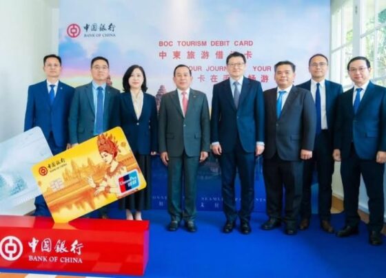 柬埔寨旅游部周四发布新闻稿称，一项柬埔寨-中国旅游借记卡计划正式启动，旨在加强跨境二维码支付，促进旅游业发展，并为游客提供更多便利。 这项服务是柬埔寨和中国政府在“钻石合作”框架下，基于互利共赢和相互尊重原则，推进旅游、金融和跨境二维码支付系统数字化转型方面取得的又一新成就，也是两国政府的骄傲。 部长认为，该计划将鼓励更多中国游客访问柬埔寨，为“柬埔寨-中国旅游年”活动注入新的活力。