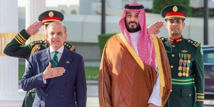 总理在通话中重申对穆罕默德·本·萨勒曼的支持