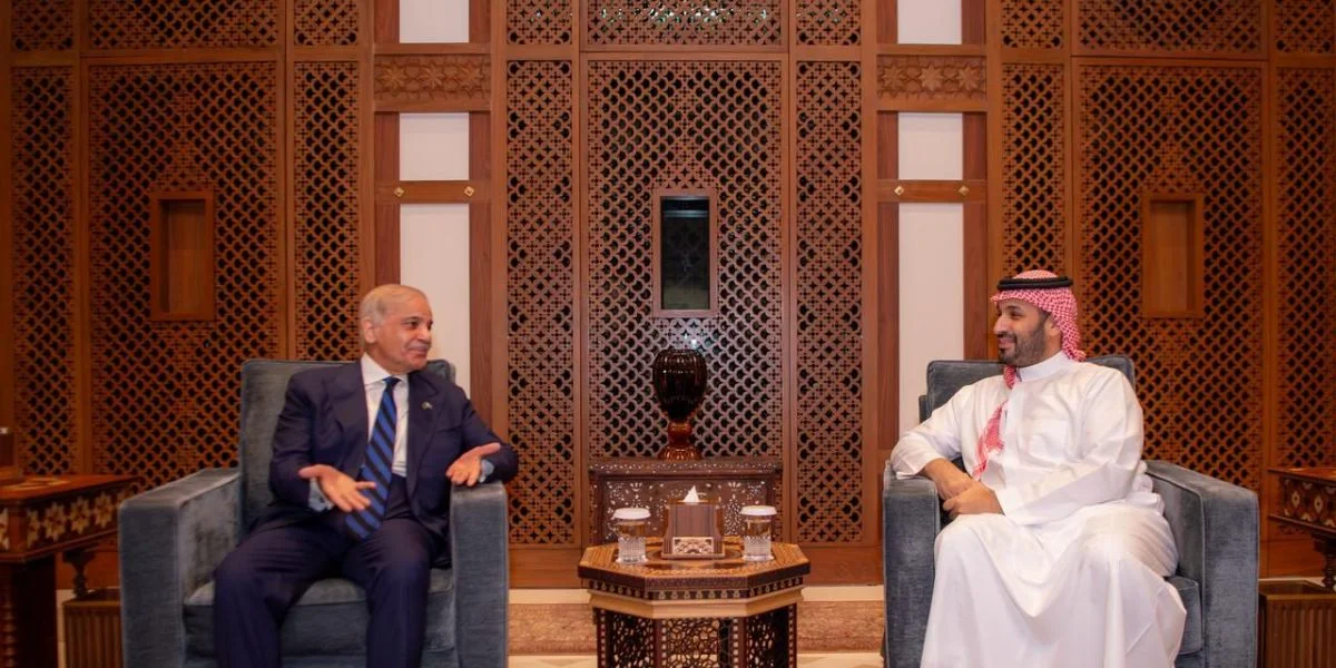 巴基斯坦总理向穆罕默德·本·萨勒曼保证巴基斯坦坚定地与沙特阿拉伯站在一起