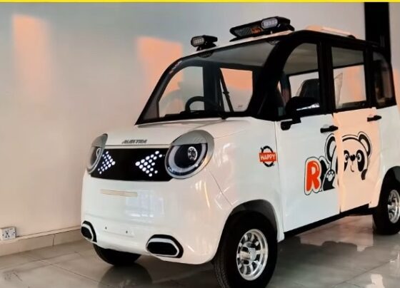 巴基斯坦首辆太阳能汽车在拉合尔亮相