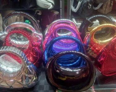 时尚的金属手拿包成为今年开斋节女性必备的配饰