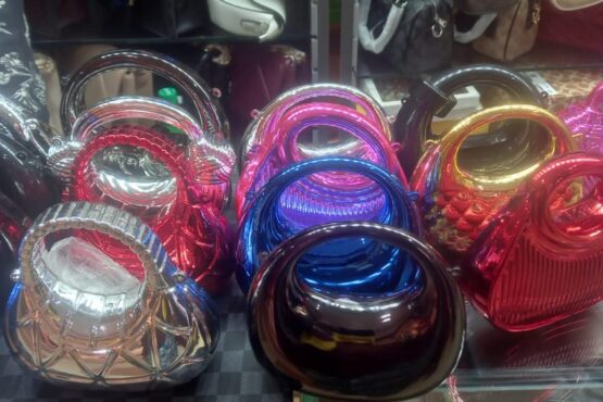 时尚的金属手拿包成为今年开斋节女性必备的配饰