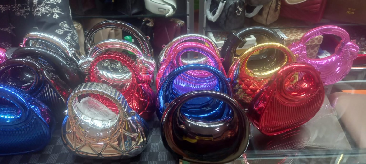 时尚的金属手拿包成为今年开斋节女性必备的配饰