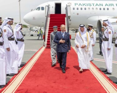 总理抵达卡塔尔与埃米尔举行会谈