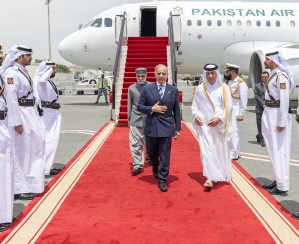 总理抵达卡塔尔与埃米尔举行会谈