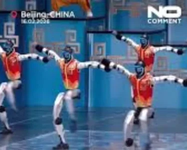 尤其令人着迷的是，这些机器人将功夫等古代武术传统融入到动作之中。它们以惊人的精准度展示踢腿、旋转和防御姿势，这体现了多年来在生物力学和动作复制方面的研究成果。 该领域的专家认为，这些发展远不止于娱乐。用于训练这些机器人的技术可以应用于康复、老年护理和工业自动化等领域。