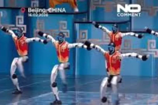 尤其令人着迷的是，这些机器人将功夫等古代武术传统融入到动作之中。它们以惊人的精准度展示踢腿、旋转和防御姿势，这体现了多年来在生物力学和动作复制方面的研究成果。 该领域的专家认为，这些发展远不止于娱乐。用于训练这些机器人的技术可以应用于康复、老年护理和工业自动化等领域。