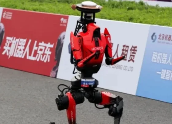 中国人形机器人在全球马拉松比赛中创下新纪录