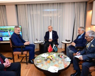 土耳其外长拜会总理夏巴兹·谢里夫