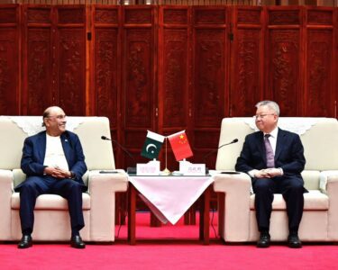 巴基斯坦总统阿西夫·阿里·扎尔达里正在中国湖南省长沙市访问，期间会见了湖南省委书记沈晓明，并出席了湖南省省长毛卫明为他举行的欢迎宴会。 双方会晤重点讨论了在农业、卫生、教育和贸易等领域的务实合作，并重申了巴中关系的牢固性。 会晤期间，扎尔达里总统邀请沈晓明在两国建交75周年之际访问巴基斯坦。 他强调，巴中关系仍然是巴基斯坦外交政策的基石，并继续得到广泛支持。