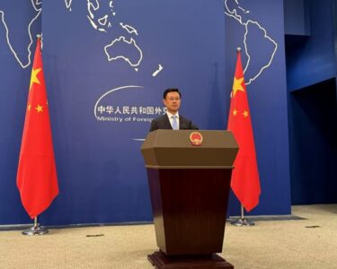 中国外交部发言人Guo Jiakun周四表示，中国将派遣高级代表团赴伊朗出席已故伊朗最高领袖Ayatollah Ali Khamenei的葬礼。 在例行记者会上，发音人宣布，全国人大常委会副委员长Wei代表中国出席定于7月3日在德黑兰举行的葬礼。