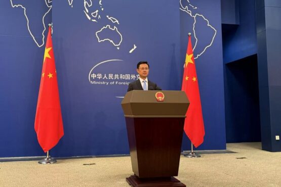 中国外交部发言人Guo Jiakun周四表示，中国将派遣高级代表团赴伊朗出席已故伊朗最高领袖Ayatollah Ali Khamenei的葬礼。 在例行记者会上，发音人宣布，全国人大常委会副委员长Wei代表中国出席定于7月3日在德黑兰举行的葬礼。