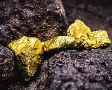 网络报道：周三，巴基斯坦金价大幅下跌，延续了前一交易日的跌势，国际金价走弱的影响波及国内市场。 据巴基斯坦全境珠宝商协会（All Pakistan Sarafa Jewelers Association）的数据，每托拉黄金价格下跌4100巴基斯坦卢比，至424836卢比。 与此同时，每10克黄金价格下跌3515卢比，至364228卢比。 国内金价下跌紧随国际金价下跌之后。全球金价每盎司下跌41美元，至每盎司4024美元，延续了此前的下跌趋势，这也影响了巴基斯坦国内金价。 市场分析师表示，全球金价波动、美元走势、央行货币政策以及投资者情绪的变化仍然是影响巴基斯坦金价的主要因素。 交易员表示，如果国际市场下跌趋势持续，未来几天国内金价可能继续波动。 此次下跌发生在首日交易日金价大幅下跌之后。周二，每托拉黄金价格下跌2300卢比，每10克黄金价格下跌1972卢比，反映出全球和国内黄金市场持续波动。