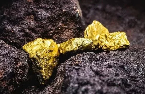 网络报道：周三，巴基斯坦金价大幅下跌，延续了前一交易日的跌势，国际金价走弱的影响波及国内市场。 据巴基斯坦全境珠宝商协会（All Pakistan Sarafa Jewelers Association）的数据，每托拉黄金价格下跌4100巴基斯坦卢比，至424836卢比。 与此同时，每10克黄金价格下跌3515卢比，至364228卢比。 国内金价下跌紧随国际金价下跌之后。全球金价每盎司下跌41美元，至每盎司4024美元，延续了此前的下跌趋势，这也影响了巴基斯坦国内金价。 市场分析师表示，全球金价波动、美元走势、央行货币政策以及投资者情绪的变化仍然是影响巴基斯坦金价的主要因素。 交易员表示，如果国际市场下跌趋势持续，未来几天国内金价可能继续波动。 此次下跌发生在首日交易日金价大幅下跌之后。周二，每托拉黄金价格下跌2300卢比，每10克黄金价格下跌1972卢比，反映出全球和国内黄金市场持续波动。