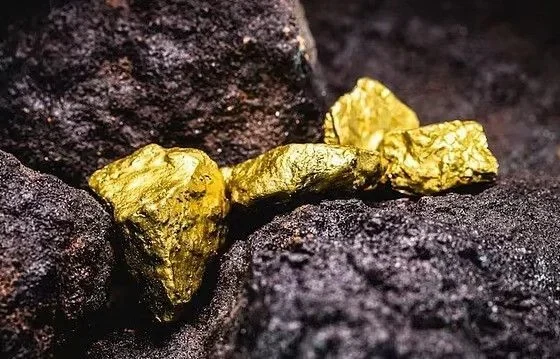 网络报道：周三，巴基斯坦金价大幅下跌，延续了前一交易日的跌势，国际金价走弱的影响波及国内市场。 据巴基斯坦全境珠宝商协会（All Pakistan Sarafa Jewelers Association）的数据，每托拉黄金价格下跌4100巴基斯坦卢比，至424836卢比。 与此同时，每10克黄金价格下跌3515卢比，至364228卢比。 国内金价下跌紧随国际金价下跌之后。全球金价每盎司下跌41美元，至每盎司4024美元，延续了此前的下跌趋势，这也影响了巴基斯坦国内金价。 市场分析师表示，全球金价波动、美元走势、央行货币政策以及投资者情绪的变化仍然是影响巴基斯坦金价的主要因素。 交易员表示，如果国际市场下跌趋势持续，未来几天国内金价可能继续波动。 此次下跌发生在首日交易日金价大幅下跌之后。周二，每托拉黄金价格下跌2300卢比，每10克黄金价格下跌1972卢比，反映出全球和国内黄金市场持续波动。