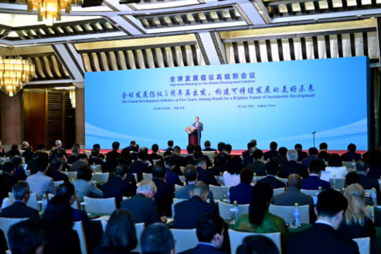 北京，7月29日（巴基斯坦通讯社）——巴基斯坦重申了对中国全球发展倡议（GDI）的坚定支持。巴基斯坦驻华大使哈利勒·哈什米在纪念该倡议启动五周年的高级别会议上呼吁加强国际合作、推进预防性外交和促进可持续发展。 此次会议在北京举行，汇聚了各国外交使节、联合国机构代表、智库代表和学术专家。 中国外交部长王毅发表了主旨演讲。 哈什米大使在讲话中回顾了中国国家主席习近平启动全球发展倡议的全球背景，并重申巴基斯坦致力于支持中国将发展置于全球治理核心的愿景。他表示，该倡议符合《联合国宪章》和《2030年可持续发展议程》的原则。 哈什米指出，中国已通过全球发展倡议向全球约1800个发展项目提供了超过230亿美元的资金援助。 他补充说，该倡议已获得包括联合国在内的100多个国家和国际组织的支持。 大使强调和平与发展密切相关，并重申巴基斯坦致力于通过对话、调解和和平方式解决争端。