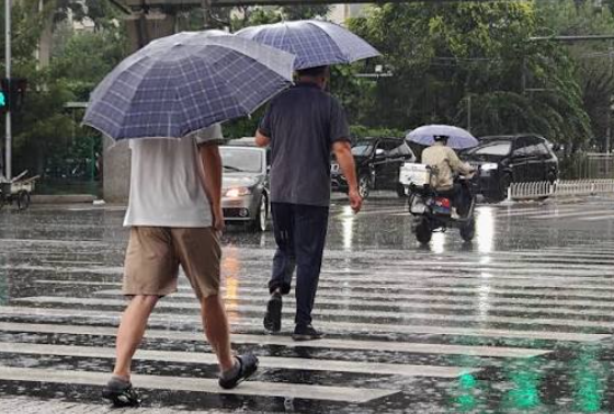 北京7月30日电（新华社/APP）：中国气象部门周四再次发布暴雨黄色预警和强对流天气蓝色预警，警告未来三天全国部分地区将出现强降雨和雷暴天气。 国家气象中心表示，截至周六，西南地区的四川、重庆和云南，南方的广东和广西，中部的河南，西北地区的陕西和甘肃，以及北方的山西和河北部分地区将出现大到暴雨，部分地区将出现特大暴雨。 国家气象中心还表示，截至周五上午8点的24小时内，四川盆地中西部、甘肃东部、河南北部、山东北部、广西中南部沿海地区以及广东中西南沿海地区降雨量可能达到240毫米。 部分受影响地区可能出现短时强降雨，小时降水量超过70毫米。 与此同时，预计未来三天，中国东北的黑龙江省和吉林省以及北方的内蒙古自治区将出现频繁的强对流天气，包括雷暴、大风和冰雹。