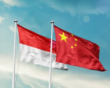 7月23日，印尼政府成功发行70亿元人民币（约合10.3亿美元）的熊猫债券，标志着印尼首次进入中国境内债券市场。 此次发行共获得约170亿元人民币的认购，超额认购2.4倍，反映出中国资本市场投资者的强劲需求。熊猫债券分两期发行：三年期56亿元人民币，五年期14亿元人民币。 印尼财政部长普尔巴亚·尤迪·萨德瓦表示，如果首期发行表现良好，雅加达可能会考虑后续更大规模的发行。 印尼还获得了中国联合评级授予的最高境内信用评级AAA，展望稳定；其国际信用评级维持在穆迪Baa2、标普BBB和惠誉BBB的水平。 此次交易标志着一个里程碑：印尼成为东南亚首个发行熊猫债券的主权国家——今年熊猫债券发行国名单上又添一员，而今年的名单已经异常拥挤。 承销团的组成也体现了中国银行业对这笔交易的重视程度：中国银行担任主承销商和账簿管理人，工商银行、中信证券、中金公司和星展银行担任联席主承销商。印尼还获准在未来两年内发行至多300亿元人民币（约合44.3亿美元）的熊猫债券。 今年熊猫债券发行整体呈现蓬勃发展态势，主权国家在其中占据的份额虽小，但增长迅速。斯洛文尼亚和哈萨克斯坦（分别通过财政部和主权财富基金发行了两次）首次发行熊猫债券，与匈牙利等多次发行国并肩；巴基斯坦于5月完成了首次熊猫债券定价；巴西于6月提交申请，希望成为首个发行熊猫债券的拉丁美洲主权国家。 外国政府债券发行机构名单已有十年历史。在这十年中的大部分时间里，名单增长缓慢，大约每年或每两年才新增一家。然而，从2025年中期开始，增长速度突然加快：新加入的机构和再次发行的机构开始接连涌现。这种速度的骤然变化，以及北京显然将这些新机构的出现视为战略而非偶然，才是值得探究的谜团。
