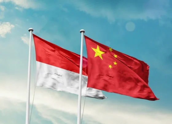 7月23日，印尼政府成功发行70亿元人民币（约合10.3亿美元）的熊猫债券，标志着印尼首次进入中国境内债券市场。 此次发行共获得约170亿元人民币的认购，超额认购2.4倍，反映出中国资本市场投资者的强劲需求。熊猫债券分两期发行：三年期56亿元人民币，五年期14亿元人民币。 印尼财政部长普尔巴亚·尤迪·萨德瓦表示，如果首期发行表现良好，雅加达可能会考虑后续更大规模的发行。 印尼还获得了中国联合评级授予的最高境内信用评级AAA，展望稳定；其国际信用评级维持在穆迪Baa2、标普BBB和惠誉BBB的水平。 此次交易标志着一个里程碑：印尼成为东南亚首个发行熊猫债券的主权国家——今年熊猫债券发行国名单上又添一员，而今年的名单已经异常拥挤。 承销团的组成也体现了中国银行业对这笔交易的重视程度：中国银行担任主承销商和账簿管理人，工商银行、中信证券、中金公司和星展银行担任联席主承销商。印尼还获准在未来两年内发行至多300亿元人民币（约合44.3亿美元）的熊猫债券。 今年熊猫债券发行整体呈现蓬勃发展态势，主权国家在其中占据的份额虽小，但增长迅速。斯洛文尼亚和哈萨克斯坦（分别通过财政部和主权财富基金发行了两次）首次发行熊猫债券，与匈牙利等多次发行国并肩；巴基斯坦于5月完成了首次熊猫债券定价；巴西于6月提交申请，希望成为首个发行熊猫债券的拉丁美洲主权国家。 外国政府债券发行机构名单已有十年历史。在这十年中的大部分时间里，名单增长缓慢，大约每年或每两年才新增一家。然而，从2025年中期开始，增长速度突然加快：新加入的机构和再次发行的机构开始接连涌现。这种速度的骤然变化，以及北京显然将这些新机构的出现视为战略而非偶然，才是值得探究的谜团。