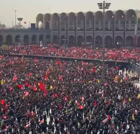 大批民众等待 Imam Khamenei的葬礼祈祷仪式