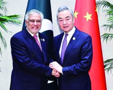 巴基斯坦外交部长伊沙克·达尔周五与中国外长王毅举行会谈，探讨如何推进两国在贸易、投资、数字经济和人工智能（AI）领域的合作。 两位领导人在上海世界人工智能大会期间举行了会谈。 据巴基斯坦广播电台报道，双方“回顾了巴中双边关系的宏观格局，并重申了进一步深化全天候战略合作伙伴关系的共同承诺”。 报道称，双方强调了推进中巴经济走廊2.0（即升级后的中巴经济走廊二期工程）的重要性，并强调了加强在贸易、投资、科技、数字经济和人工智能领域的合作。 报道还指出，双方就最新的地区和全球形势交换了意见，并重申了在共同关心的问题上协调合作的决心。 周四，同时也是巴基斯坦副总理的达尔在上海签署了成立世界人工智能合作组织（WAICO）的协议。