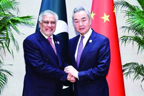 巴基斯坦外交部长伊沙克·达尔周五与中国外长王毅举行会谈，探讨如何推进两国在贸易、投资、数字经济和人工智能（AI）领域的合作。 两位领导人在上海世界人工智能大会期间举行了会谈。 据巴基斯坦广播电台报道，双方“回顾了巴中双边关系的宏观格局，并重申了进一步深化全天候战略合作伙伴关系的共同承诺”。 报道称，双方强调了推进中巴经济走廊2.0（即升级后的中巴经济走廊二期工程）的重要性，并强调了加强在贸易、投资、科技、数字经济和人工智能领域的合作。 报道还指出，双方就最新的地区和全球形势交换了意见，并重申了在共同关心的问题上协调合作的决心。 周四，同时也是巴基斯坦副总理的达尔在上海签署了成立世界人工智能合作组织（WAICO）的协议。